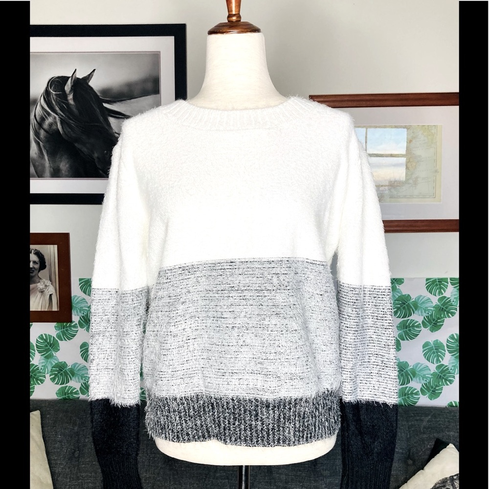 Sz S Fate black & white color block sweater
